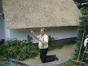 Der Dachdeckermeister auf der Baustelle