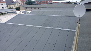 flach geneigtes Dach